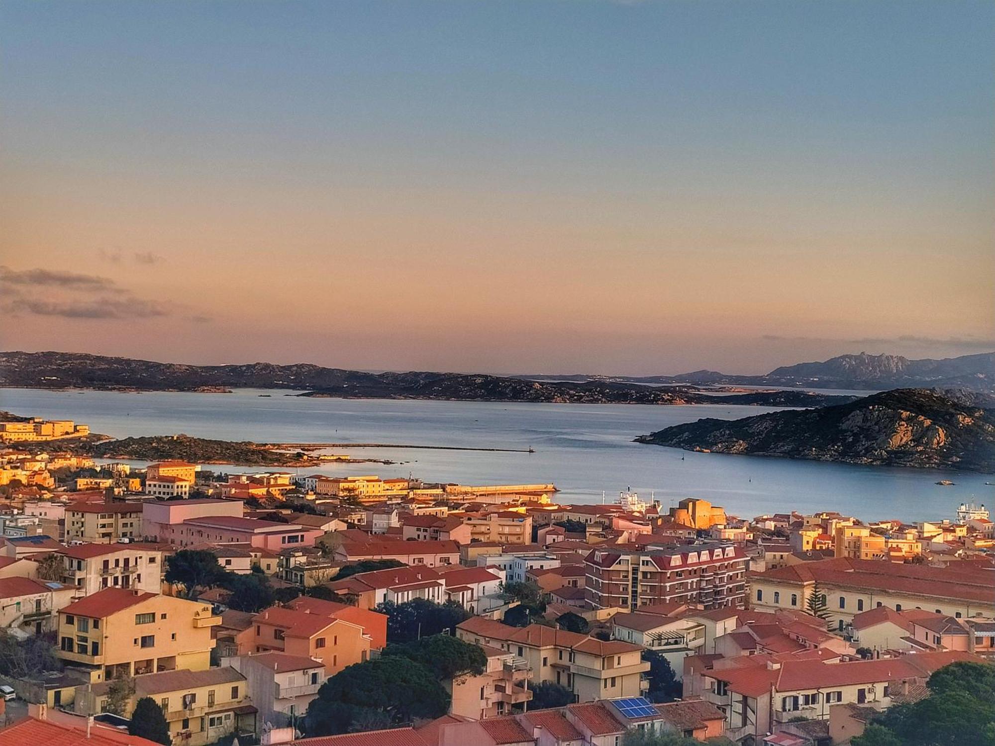 Appartamento Vista Mare A La Maddalena المظهر الخارجي الصورة